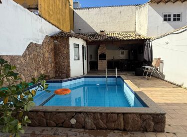 Casa independente duplex com piscina a venda!